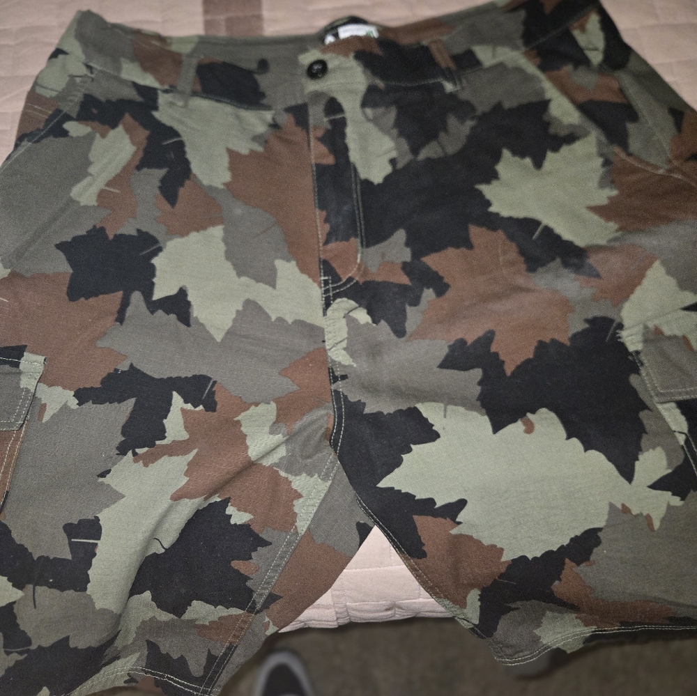 Men's lrg maple Camouflage Cargo Shorts like new